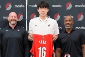 杨瀚森亮相开拓者 手持球衣合影主教练和总经理