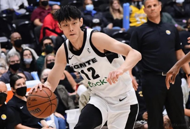 曾凡博与篮网签下训练营合同